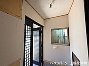 玄関格子からの採光も取れて明るいです。