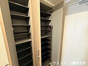 ご家族分の靴をすっきり収納できる、使い勝手の良い下駄箱