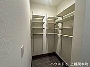 物が整理しやすい稼働棚。