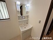 明るい洗面化粧台です。