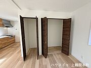 リビングにも十分な収納力のあるクローゼット。