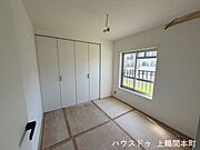 大きなクローゼットのある洋室。防音対策もされています。