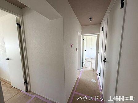 シンプルで飽きのこないデザインの廊下空間