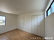 2面採光と十分なクローゼット収納の洋室です。