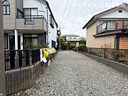 前面道路を含む現地写真です。