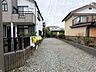 外観：前面道路を含む現地写真です。