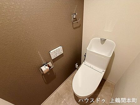トイレには快適な温水洗浄便座付き。