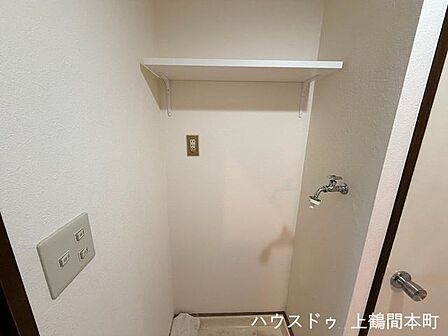 洗濯機置き場、棚もありタオルや洗剤なども置けて便利です。