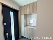 採光付きデザイン扉で玄関内も明るく感じます。