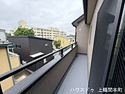 南東側バルコニーは風通しが良く、日中は日当たりも良好です♪洗濯物やお布団をたくさん干せます♪