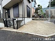 玄関脇にカースペース1台分。
