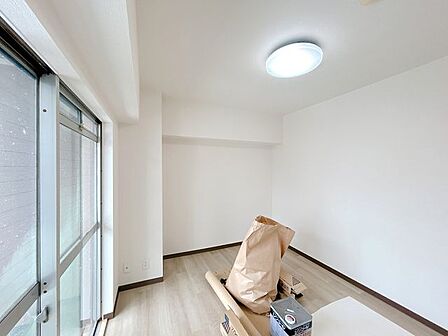 【リフォーム中・南東側洋室】書斎としての利用も可能な広さです。リモートワークをこちらで行えばストレスフリーでできそうですね。