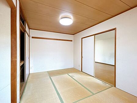 【和室】押入内部は中段が付いているので布団や衣装ケースを置くことができます。