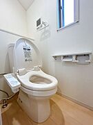 【2Fトイレ】トイレが2箇所なので、大家族や来客の際にも安心です。