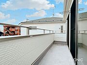 【バルコニー(1)】お天気のいい日はここで洗濯物を干すことができます。