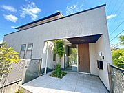 【玄関】玄関ポーチは屋根付きなので、雨の日の来客でも濡れることを心配せずお話ができます。
