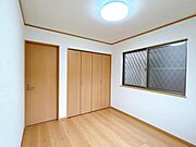 「2階南側洋室」広々とした収納付きです
