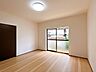 洋室：【リフォーム済】1階和室を洋室に間取り変更しました。約9.25帖の広さがあります。