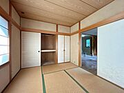 「2階南西洋室」全部屋フロアタイルを張替ております