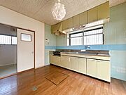 調理スペースもゆったりの幅広システムキッチンならお子様と一緒にお料理を楽しむこともできます。