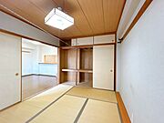 【リフォーム中】和室です。畳の表替え、襖・障子の貼り換えをおこないます。壁と天井はクロスを貼り換えます。