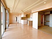 【LDK】床はフロアタイルの重ね張り、天井・壁はクロスを貼り換えます。