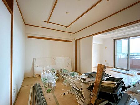 【和室】リビングとも繋いでお使いいただける和室です。畳の表替え・クロスの貼り換えをおこないます。