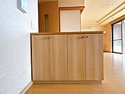 【カウンター】キッチン横のカウンターは収納もございます。