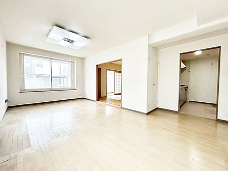 【リフォーム中】リビングはクロスの張替、マンション用フロアの上張り、建具、照明器具の新品交換を行います。