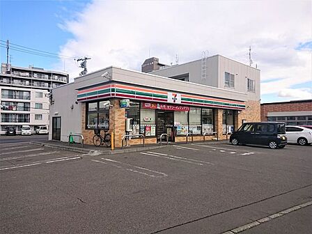 【近隣写真 コンビニ】セブンイレブン札幌北郷3条8丁目まで約350mと徒歩5分です。 700m