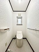 【現況　トイレ】トイレの写真です。窓付きで、自然換気が可能です。