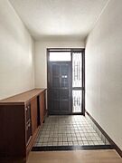 【現況　玄関】玄関の写真です。靴をすっきり整理でき、玄関を清潔に保てます。