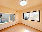 【現況】1階西側にある約5.75帖の洋室です。趣味のお部屋としてもおすすめです。