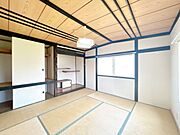 【現況】1階東側にある約8畳の和室です。イグサの香りに癒されながらごろ寝が出来る和の空間は小さなお子様にもご年配の方にもくつろぎの場になるので1室あると嬉しいですね。