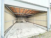 【現況】雨や雪は車のボディを濡らし、錆びや腐食の原因となります。車庫があれば、これらの影響を軽減し、車の寿命を延ばすことができます。