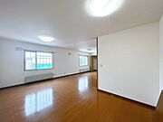【現況】別アングルから撮影した2階南側にある約18.5帖の洋室です。収納があります。とても広いです。色々な使い方ができますね。