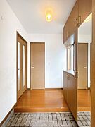 【現況】玄関内部の写真です。クローゼットがあります。玄関ドアから日光が入るので、明るい空間になっています。