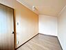 収納：【現況】2階東側にある約8帖の洋室にある屋根裏収納です。収納が充実しているため、居住スペースを広く有効活用できます。