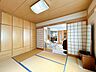 和室：【現況】1Fの和室約6畳です。リビングに隣接した和室は、家事の合間の休憩スペースとしても便利です。収納が充実しているため、生活用品や季節物もしっかり整理できます。