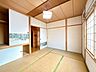 室内：【現況】別アングルから撮影した1階北西側にある約6畳の和室です。ご家族のくつろぎスペースとしてはもちろん、来客時の客間やお昼寝スペースなど、さまざまな用途で活用できます。