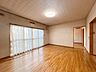 リビング/ダイニング：日当たりの良い約10帖のリビングです。家族が集まる憩いの空間。明るく開放感のあるリビングで、ゆったりとした団らんの時間をお楽しみいただけます。