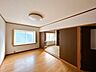室内：【現況】2階東側にある約7.5帖の洋室です。ベッドやデスクなど家具を配置しやすく、寝室・子ども部屋・書斎など、ご家族のライフスタイルに合わせて自由に活用できます。