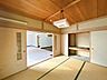 室内：【現況】1階東側にある約6畳の和室です。リビングと隣接しているので、扉を開ければ親戚やお客様がたくさん来たときにも便利なお部屋です。