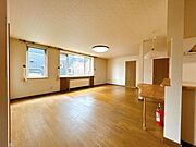【現況】別アングルから撮影した約26帖の1階リビングです。南側に窓があるので、日当たり良好ですね。
