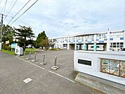 【小学校】恵庭市立恵み野旭小学校まで約375ｍ（徒歩5分）です。小さいお子様がいるご家庭は、学校が近いと安心ですね。