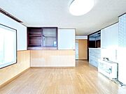 【リフォーム中＿リビング】フロアタイル上張、クロス張替、照明交換、建具交換等を予定しております。2面採光のため日当たりが良い空間です。