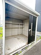 【物置】建物外には鍵付きの物置がございます。奥に棚があるので、便利です。