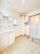 【1階洗面所】1階の給湯器は、壁掛けタイプの新品に交換いたしました。洗面台も新品に交換しております。水回りが新品だと清潔で安心ですね。