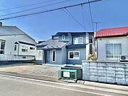 【リフォーム済　外観】外壁・屋根は塗装済みで、外観も良好に保たれています。駐車場は並列4台可能で、複数台所有でも安心。さらに物置もあり、収納面も充実しています。