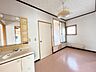 リビング/ダイニング：【リフォーム中　洗面室】クロス貼替、クッショんフロア貼替、照明交換、建具交換を行います。